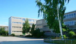Schulhaus von vorn